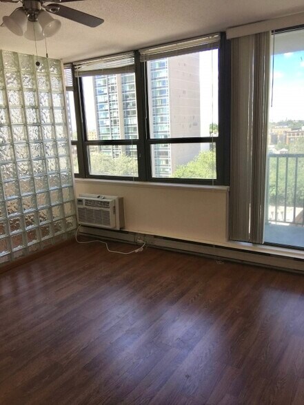 Building Photo - 2740 N Pine Grove Ave
