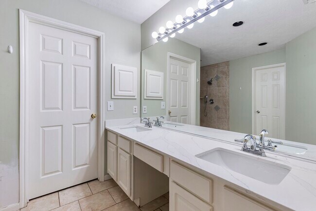 Building Photo - 207 N Dreamweaver Cir