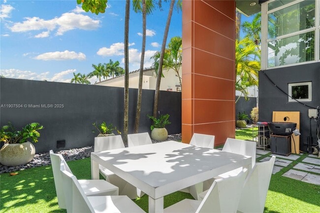 Building Photo - 1606 S Bayshore Dr