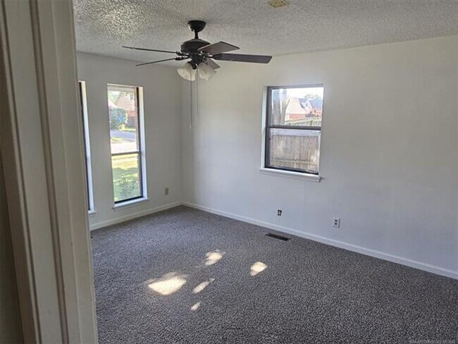 Building Photo - Updated House in Jenks Schools