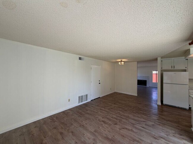 Building Photo - 720 Valley Crest Dr