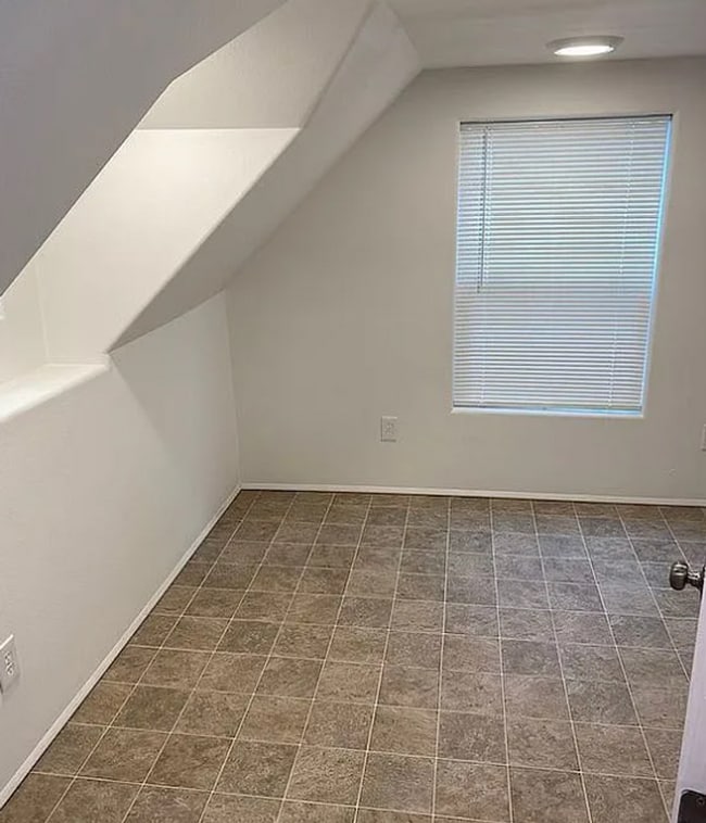 Building Photo - Fully remodeled 3 bed 2 bath