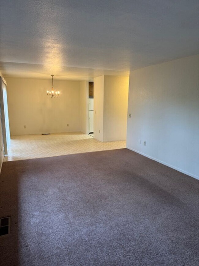 Building Photo - 2 Bedroom Home