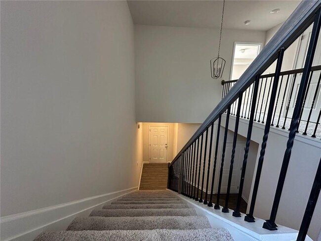 Building Photo - 79 Pineview Dr