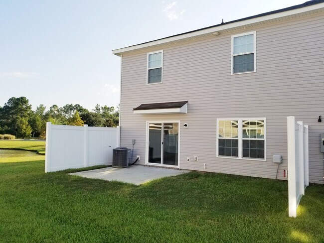 Building Photo - Spacious 3 Bedroom 2.5 Bath Townhome with ...