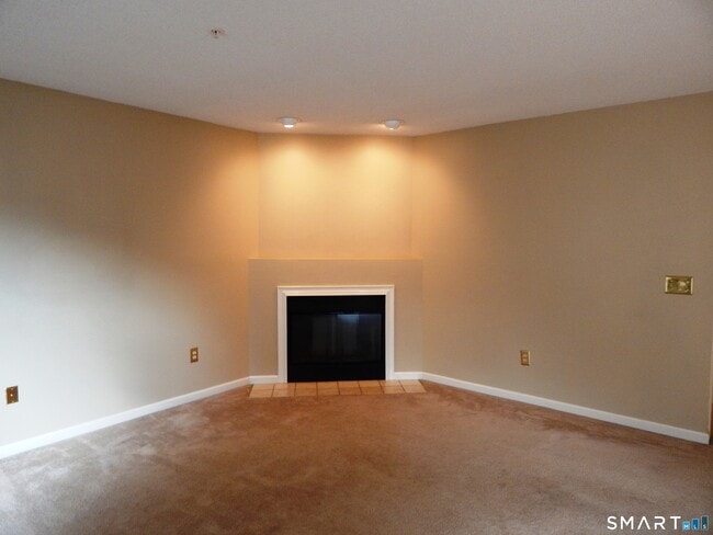 Building Photo - 629 Danbury Rd