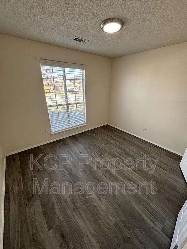 Building Photo - 8812 Skypark Dr