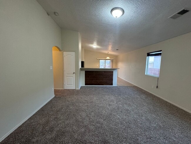 Building Photo - 3 bed 2 bath 1400 sq ft home- MOVE IN SPECIAL!