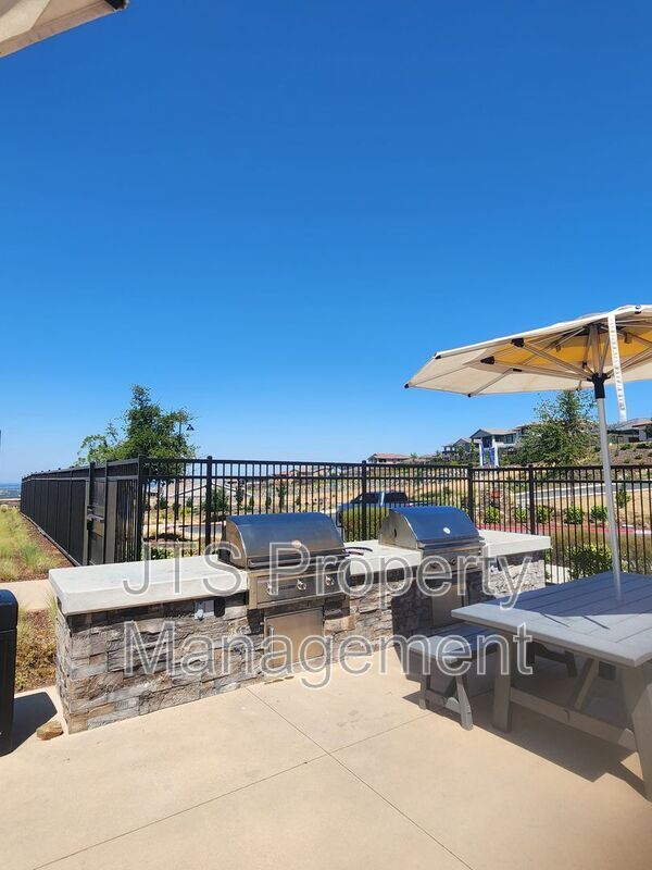 Building Photo - 3349 Hedgerow Ct