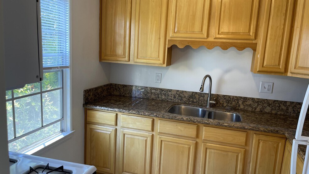 Building Photo - 410 S Sierra Madre Blvd