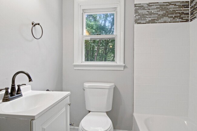 Building Photo - Coming Soon! Spacious 3 Bedroom, 1 Bath Ho...