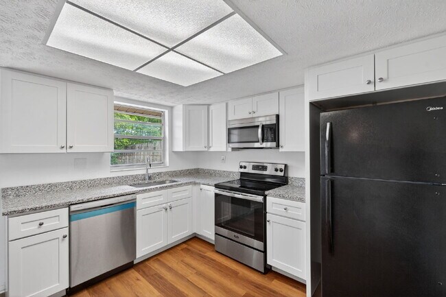 Building Photo - Beautiful 2 Bedroom, 2 Bathroom, 1 Car Garage home for rent.