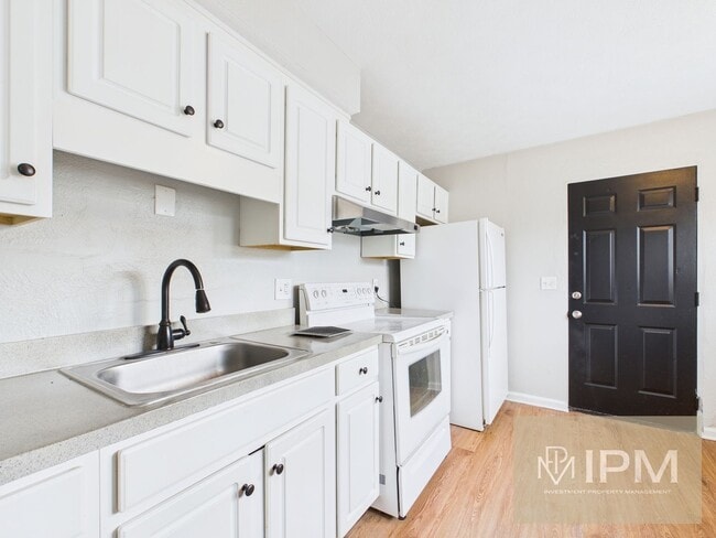 Building Photo - Available Now! Beautiful 3Bedroom, 1 Bath ...