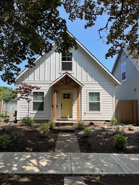 Building Photo - 1110 Cottage St NE