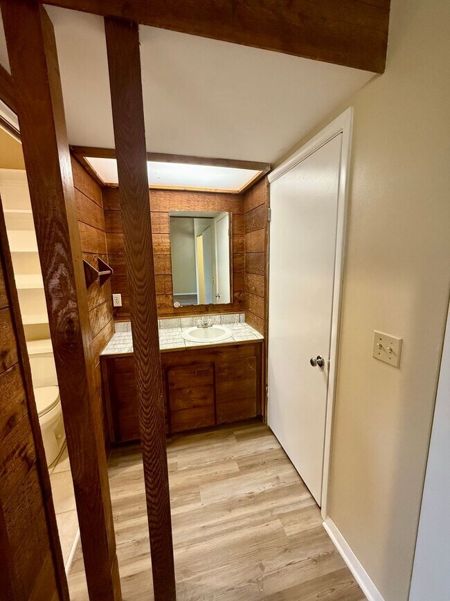 Building Photo - Remodeled!! Close to Shopping, VA Hospital and Hilaman Golf Course!