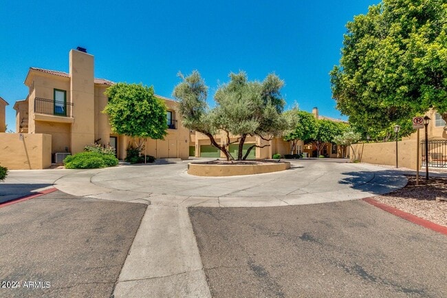 Building Photo - 5015 E Cheyenne Dr