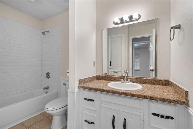 Building Photo - 726 E Pecan St