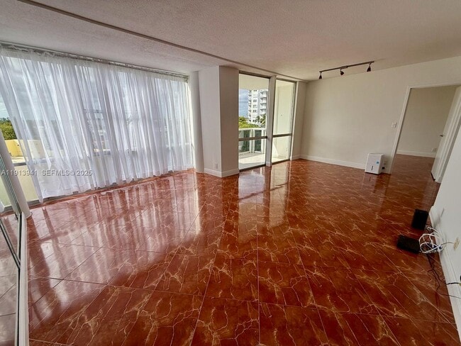 Building Photo - 900 Bay Dr