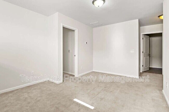 Building Photo - 454 Zenith Blvd