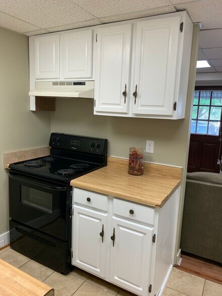 Kitchen cont' 3 - 1725 King Woods Dr, APT A