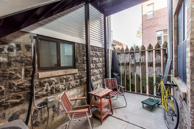 Building Photo - Video Tour- Sunny 2 Bed w/Laundry. Near 606 and EL. Free Internet. Amazing Deal.