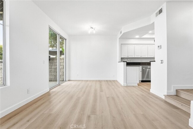 Building Photo - 2 Carlsbad Ln