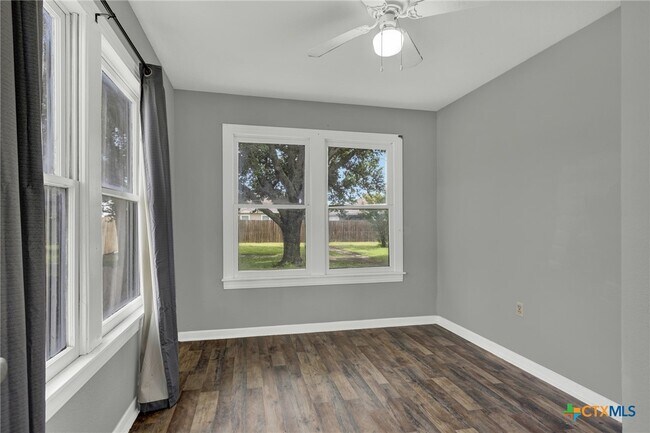 Building Photo - 105 E Huebinger St