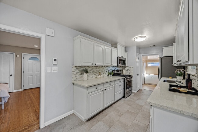 Building Photo - 2438 Upland Dr