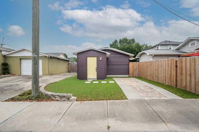 Building Photo - Tiny home high ceilings, pet friendly, fen...