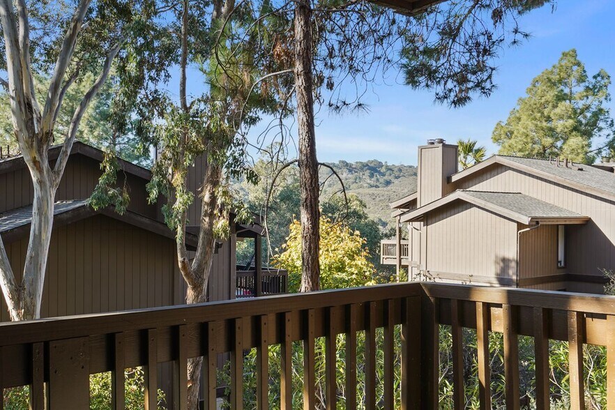 Building Photo - 3338 La Mesa Dr