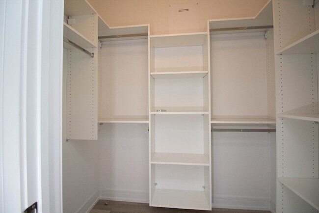 Building Photo - 1554 N Talman Ave