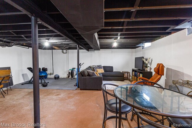Building Photo - 3818 Edgeland Ave