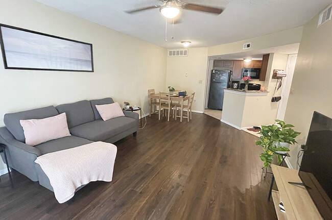 Building Photo - 1964 Lake Atriums Cir