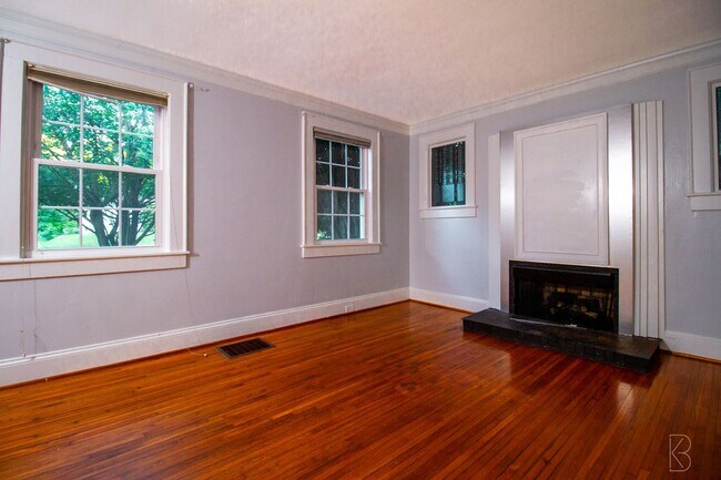 Building Photo - Prime location & Space!