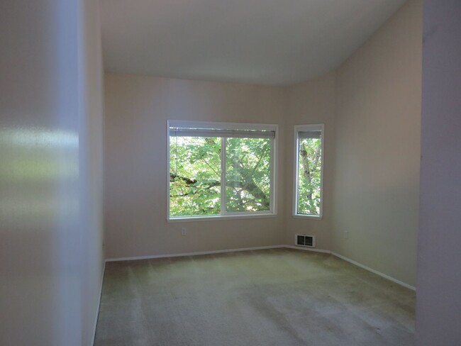 Building Photo - South Rose Hill Spacious updated Condo w/V...