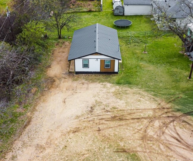 Building Photo - 1106 Brewster Ave