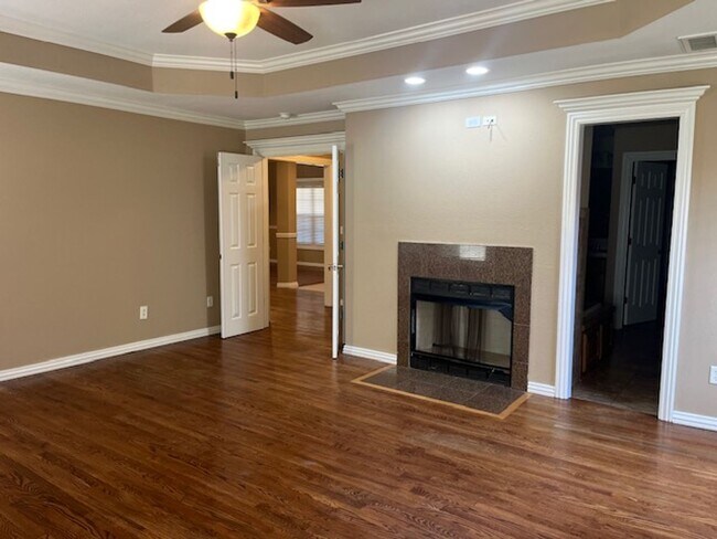 Building Photo - Bentonville 4 bedroom 3 car garage home near trails & Bentonville Square!
