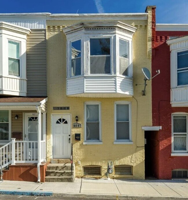 Building Photo - 925 N Pine St