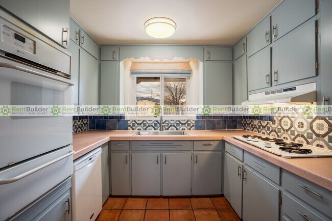 Building Photo - 1301 Alvarado Dr NE