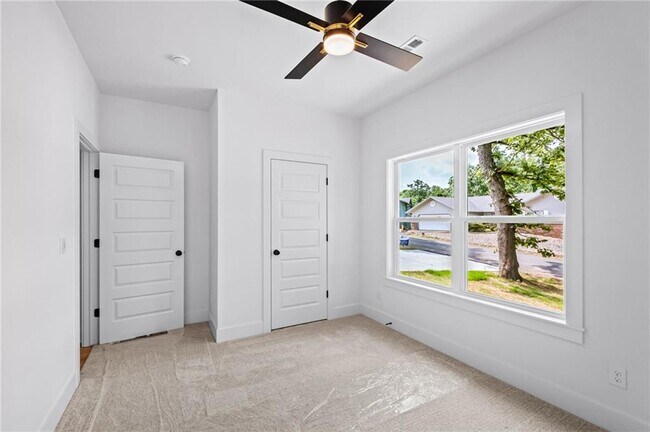 Building Photo - 6 Tarland Ln