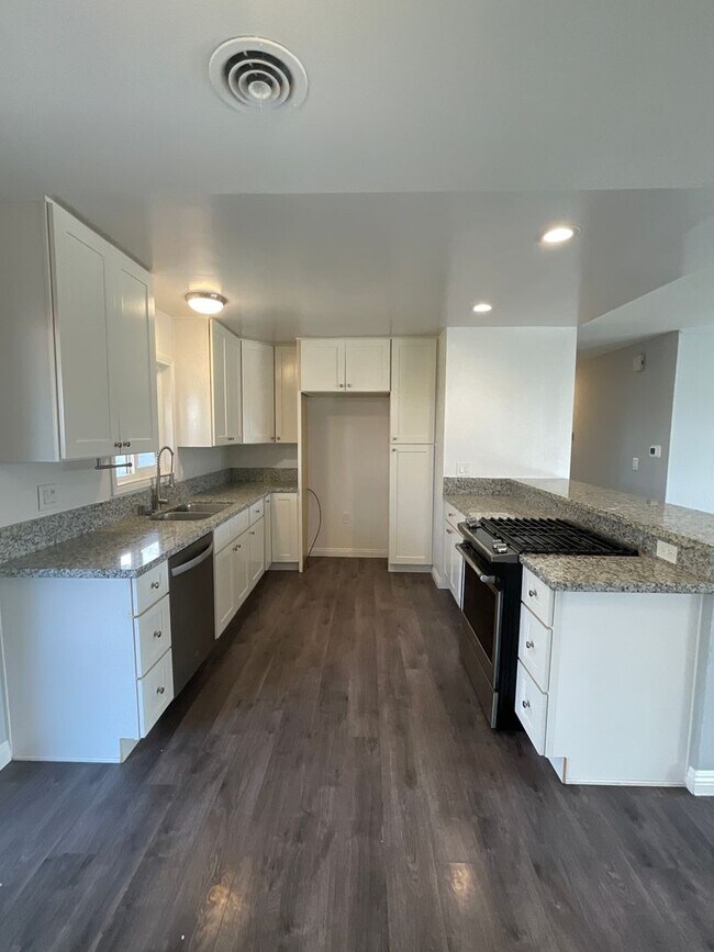 Building Photo - 3 Bedroom 2 Bathroom Single Story Home