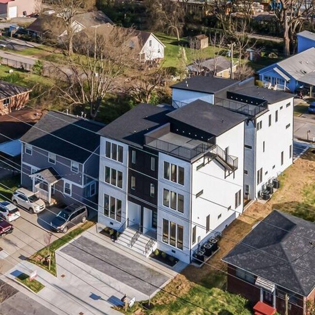 Building Photo - Stunning 4 Bedroom, 3.5 Bath Luxury Home in Nashville