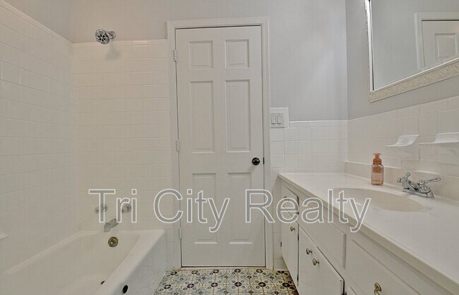 Building Photo - 115 Church Aly