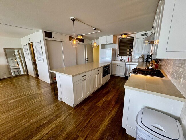 Building Photo - 1/1/1 Oceanfront Living at the Colony Surf on the Gold Coast!