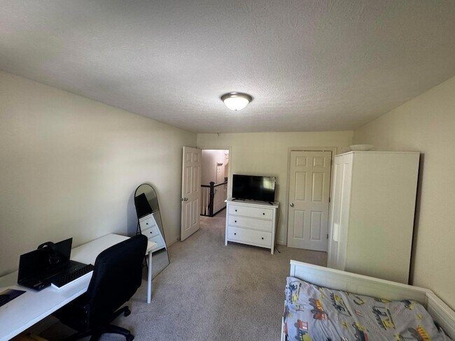 Building Photo - 5985 Inslee Rd