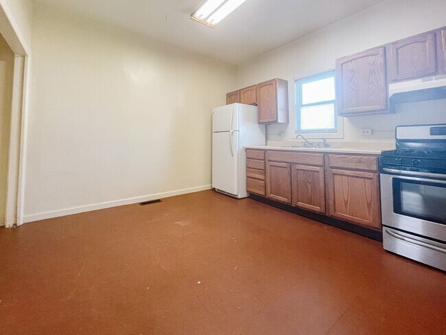 Building Photo - Coming Soon in Muncie! 3 Bed / 1 Bath House — Pet Friendly! Washer & Dryer Hookups!