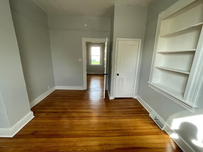 Building Photo - 2358 Sackett St