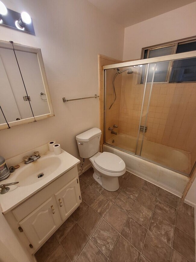 Building Photo - 2068 W Sheffield Manor
