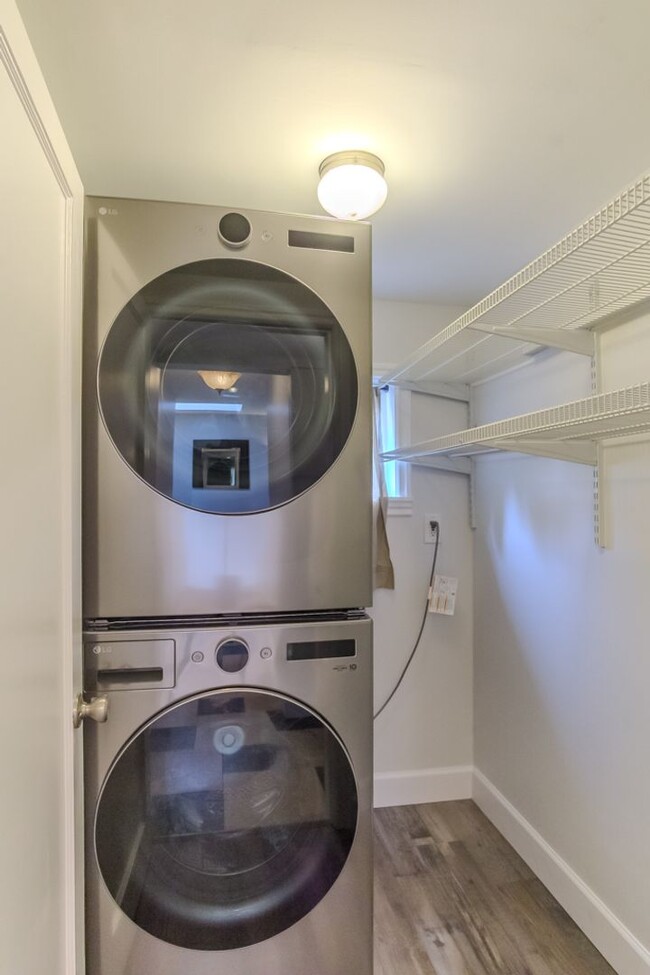 Building Photo - 3bd/1.75ba Seattle Home