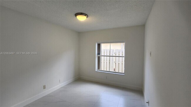 Building Photo - 924 Falling Water Rd